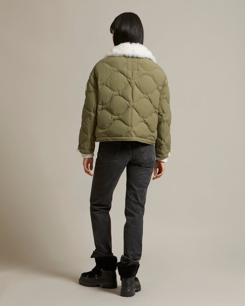 Veste en tissu technique déperlant et col en agneau à poils courts