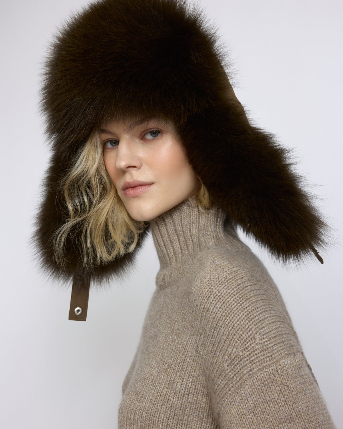 Chapka en tissu technique imperméable et fourrure de renard - Yves Salomon - Nouvelle collection Automne Hiver