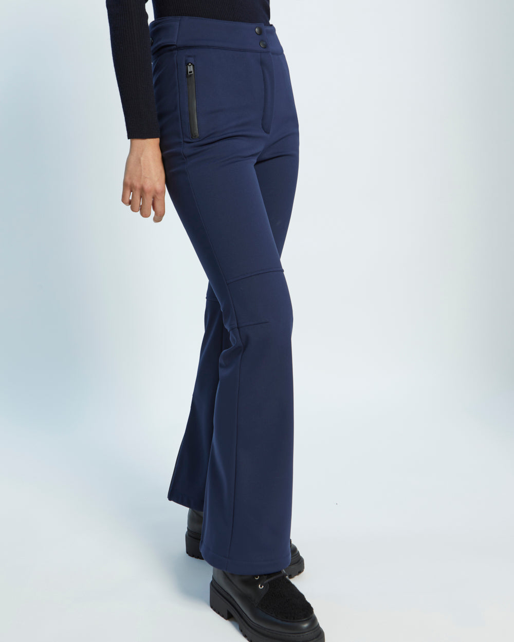 pantalon-fitte-tissu-softshell-bleu-24wkp012xxs25wa7058 -Yves Salomon