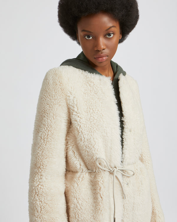 Manteau sans col ceinturé en mérinillo long poil