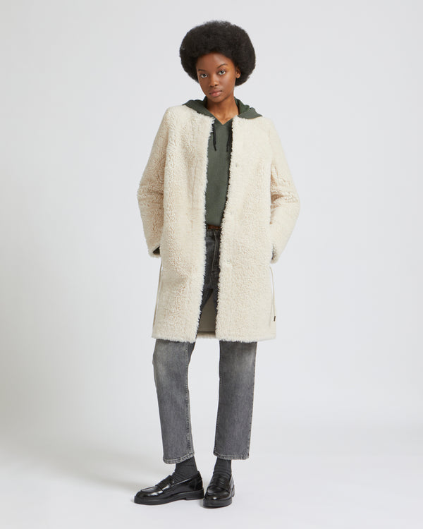 Manteau sans col ceinturé en mérinillo long poil