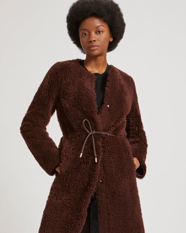 Manteau sans col ceinturé en mérinillo long poil