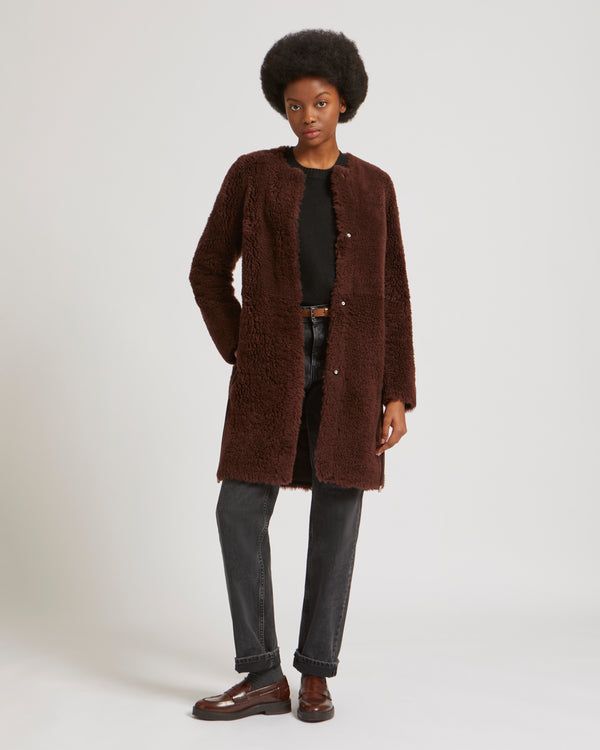 Manteau sans col ceinturé en mérinillo long poil