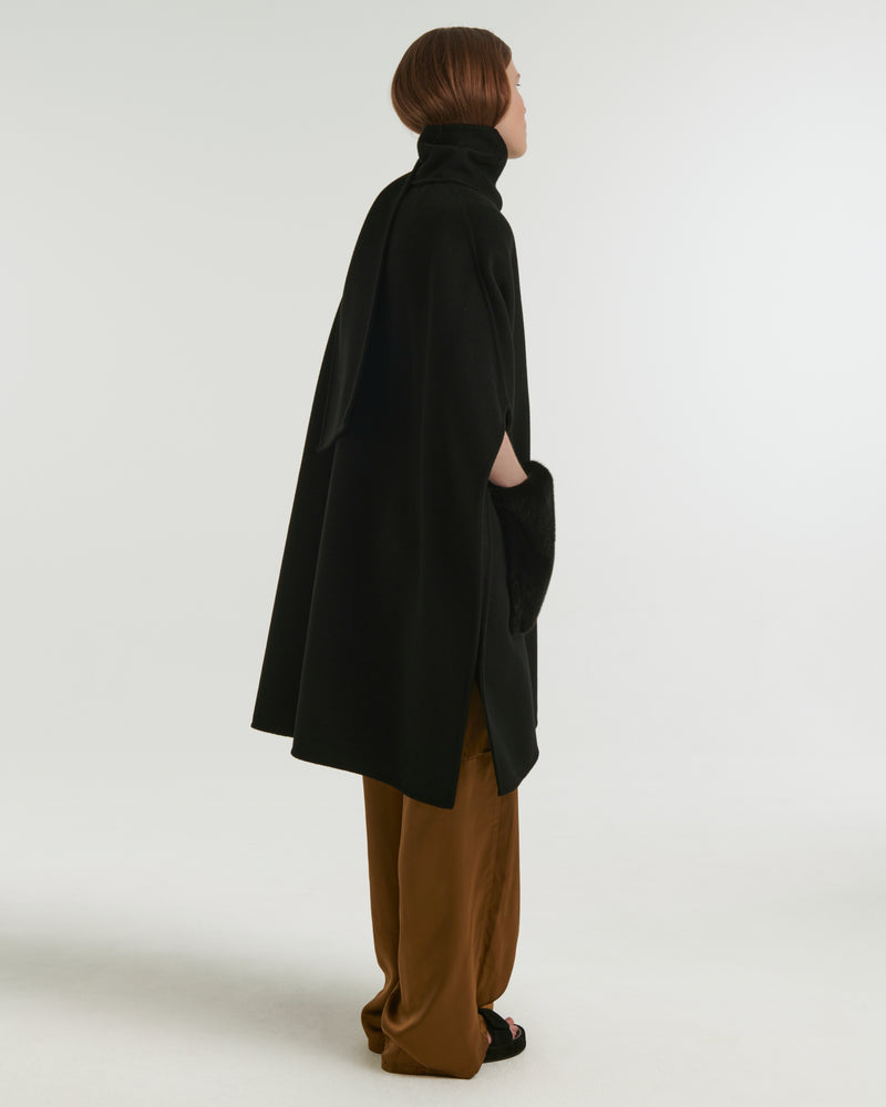 Cashmere wool cape with over-pockets in mink fur