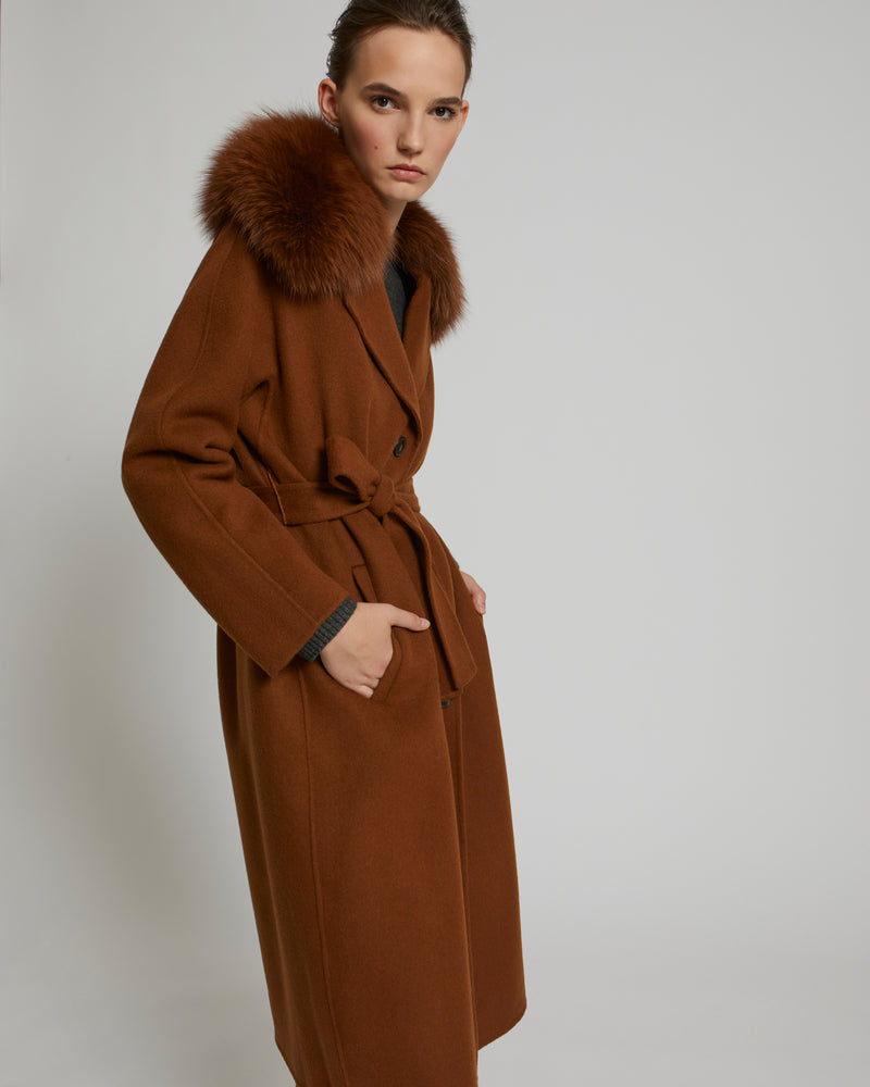 Manteau ceinturé en lainage cachemire avec col en renard