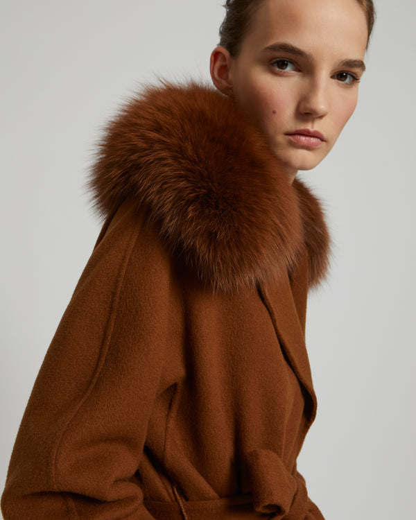 Manteau ceinturé en lainage cachemire avec col en renard
