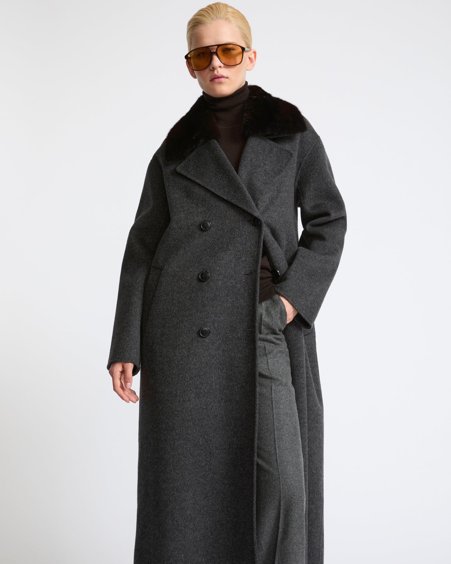 CARRY OVER : Manteau long en lainage cachemire avec col en fourrure de vison- Yves Salomon - Nouvelle collection Automne Hiver
