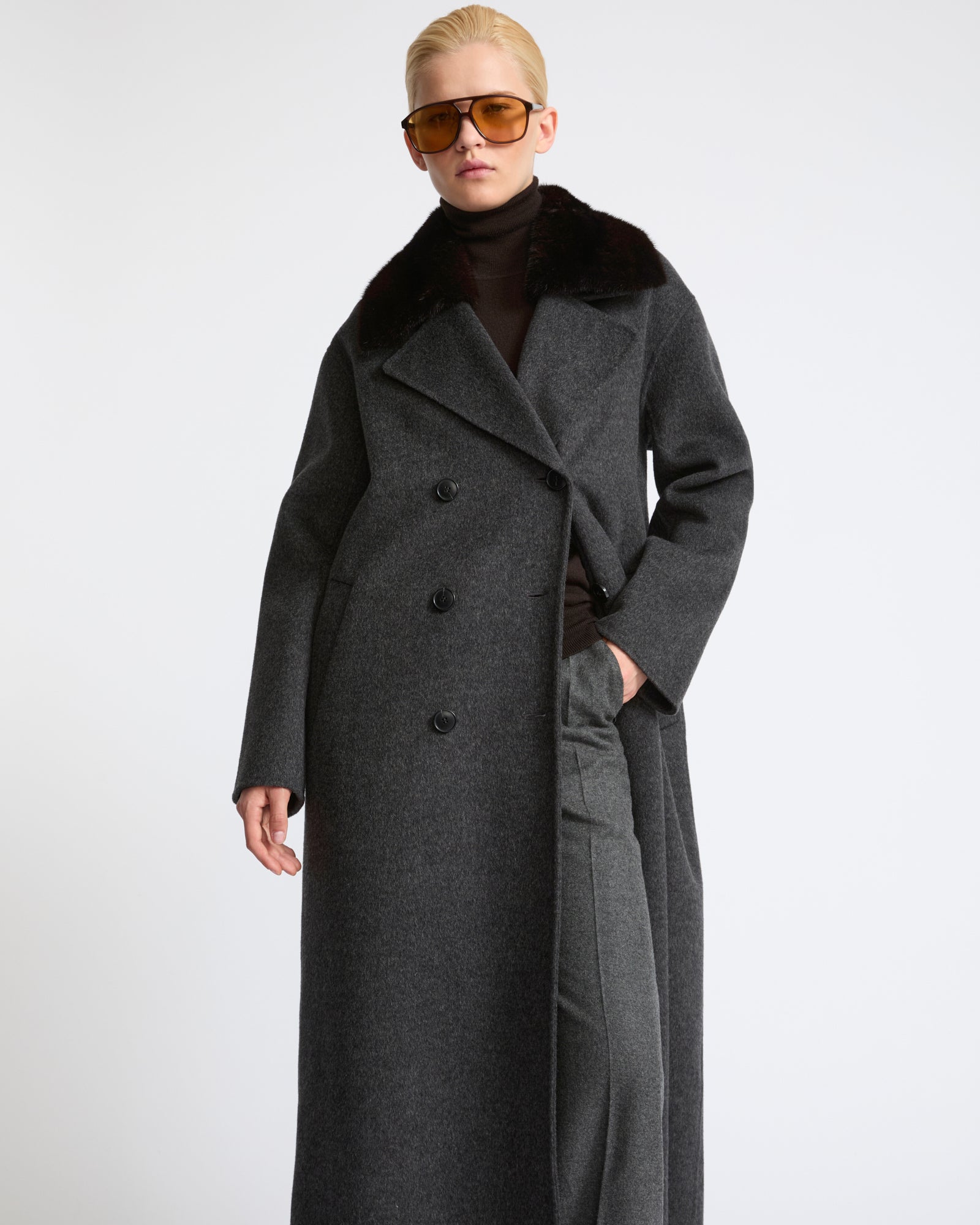 CARRY OVER : Manteau long en lainage cachemire avec col en fourrure de vison- Yves Salomon - Nouvelle collection Automne Hiver