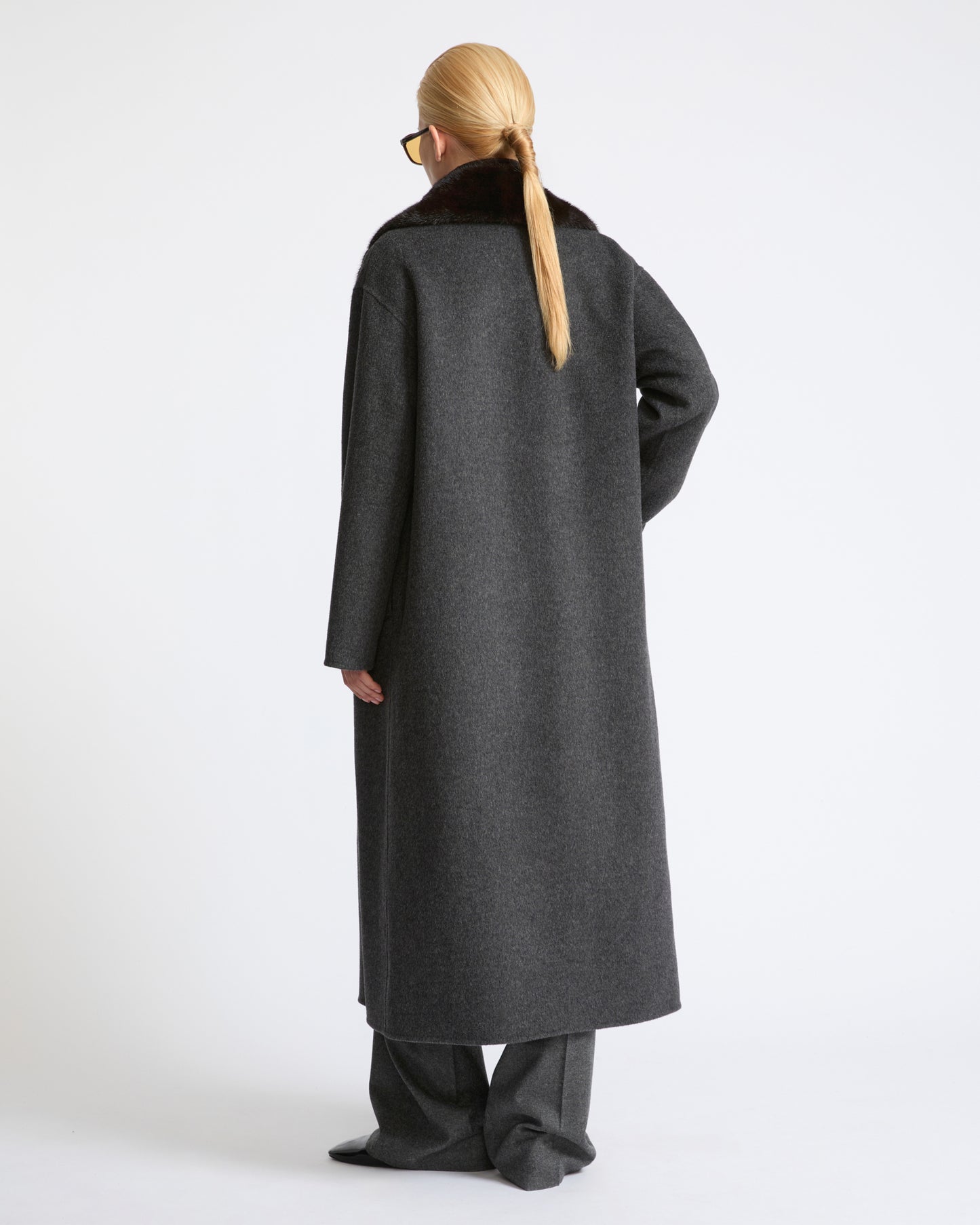 CARRY OVER : Manteau long en lainage cachemire avec col en fourrure de vison- Yves Salomon - Nouvelle collection Automne Hiver