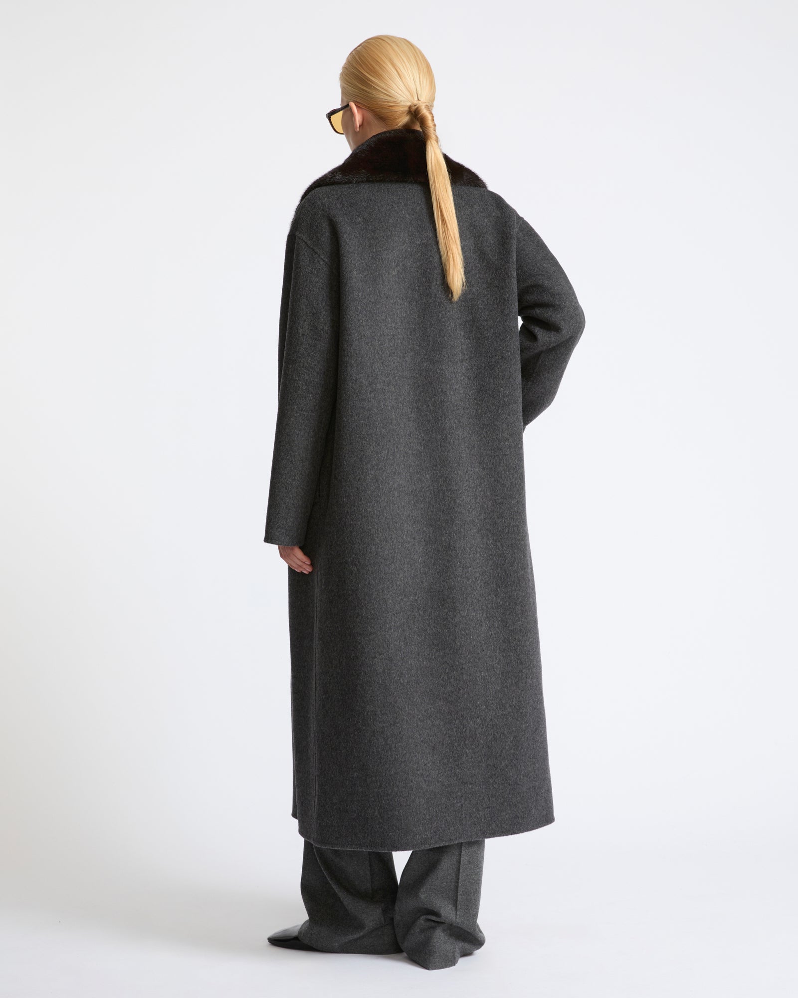 CARRY OVER : Manteau long en lainage cachemire avec col en fourrure de vison- Yves Salomon - Nouvelle collection Automne Hiver