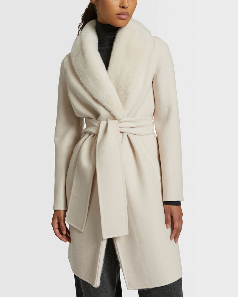Manteau en lainage cachemire avec col et parementure en fourrure de vison