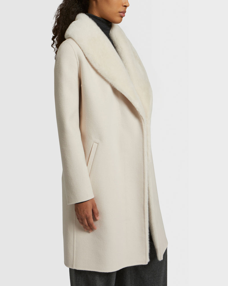 Manteau en lainage cachemire avec col et parementure en fourrure de vison