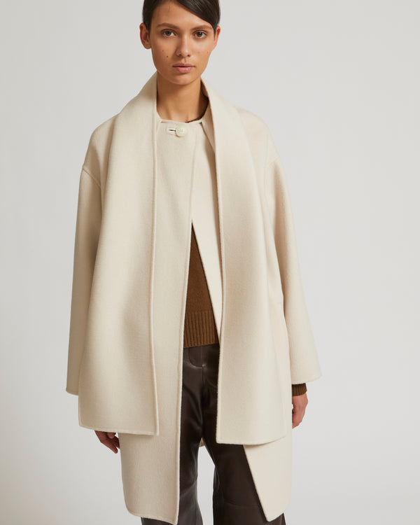 Manteau en lainage cachemire avec écharpe intégrée