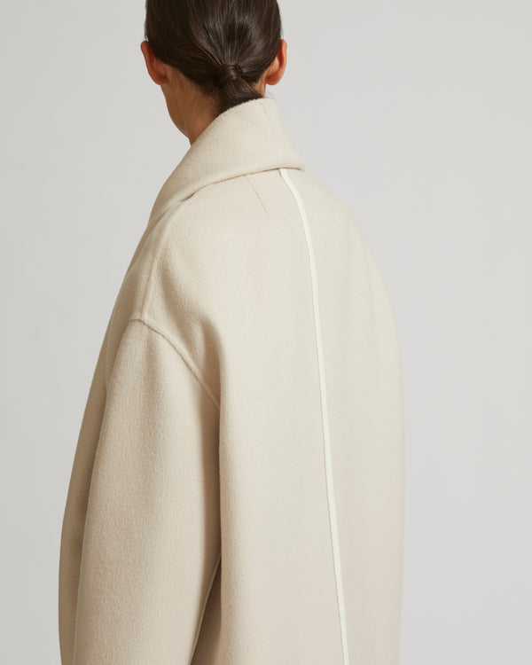 Manteau en lainage cachemire avec écharpe intégrée