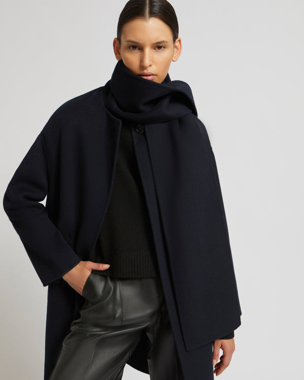 Manteau en lainage cachemire avec écharpe intégrée