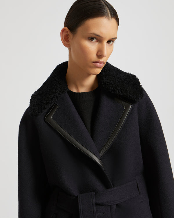 Manteau long en lainage et col en agneau mérinos