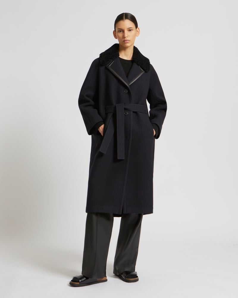 Manteau long en lainage et col en agneau mérinos