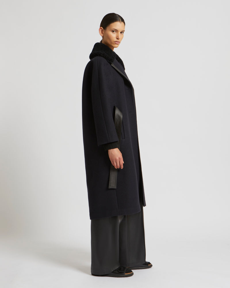 Manteau long en lainage et col en agneau mérinos