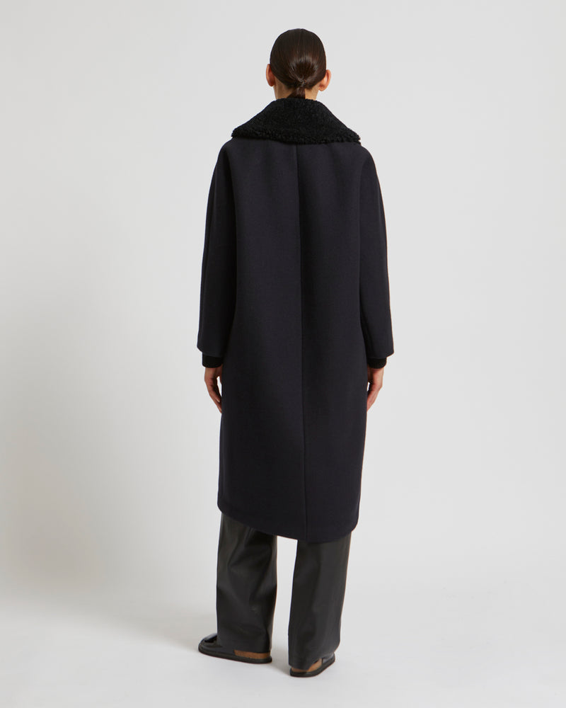 Manteau long en lainage et col en agneau mérinos