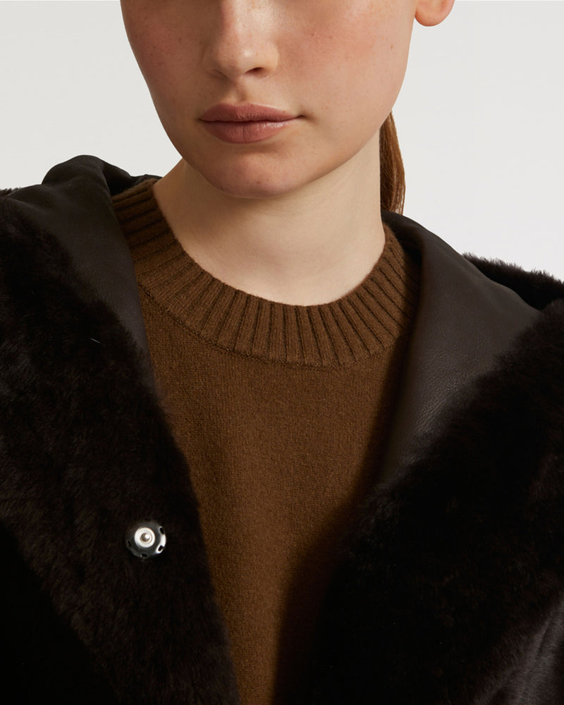 Manteau long à capuche en peau lainée