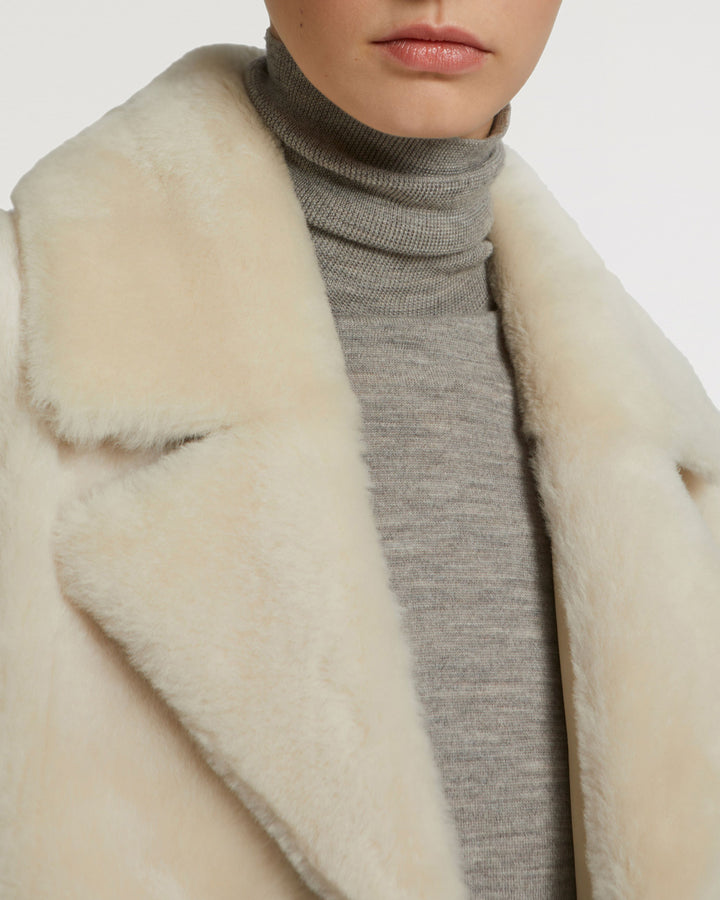 Manteau long à double boutonnage en peau lainée