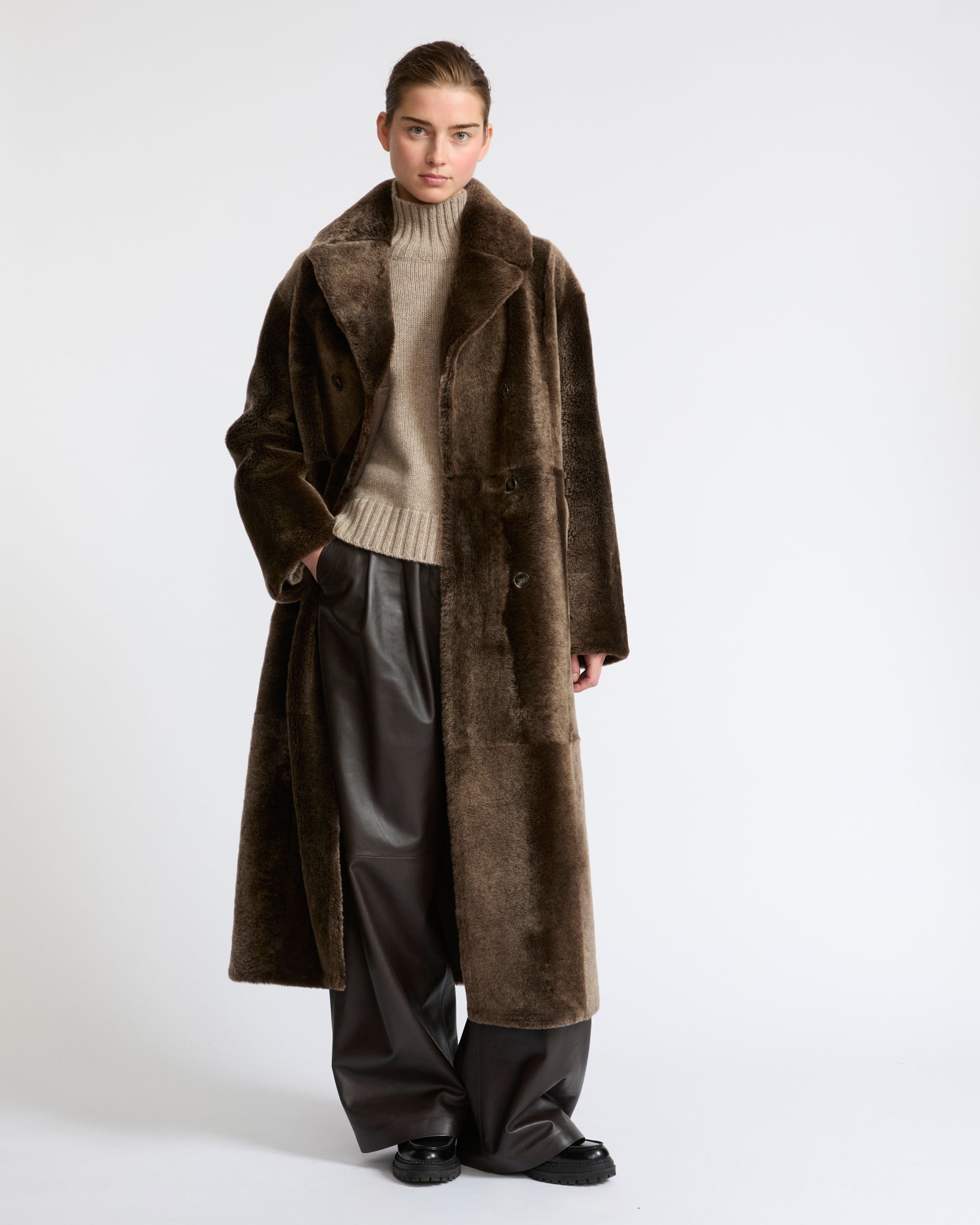 Manteau long à double boutonnage en peau lainée- Yves Salomon - Nouvelle collection Automne Hiver