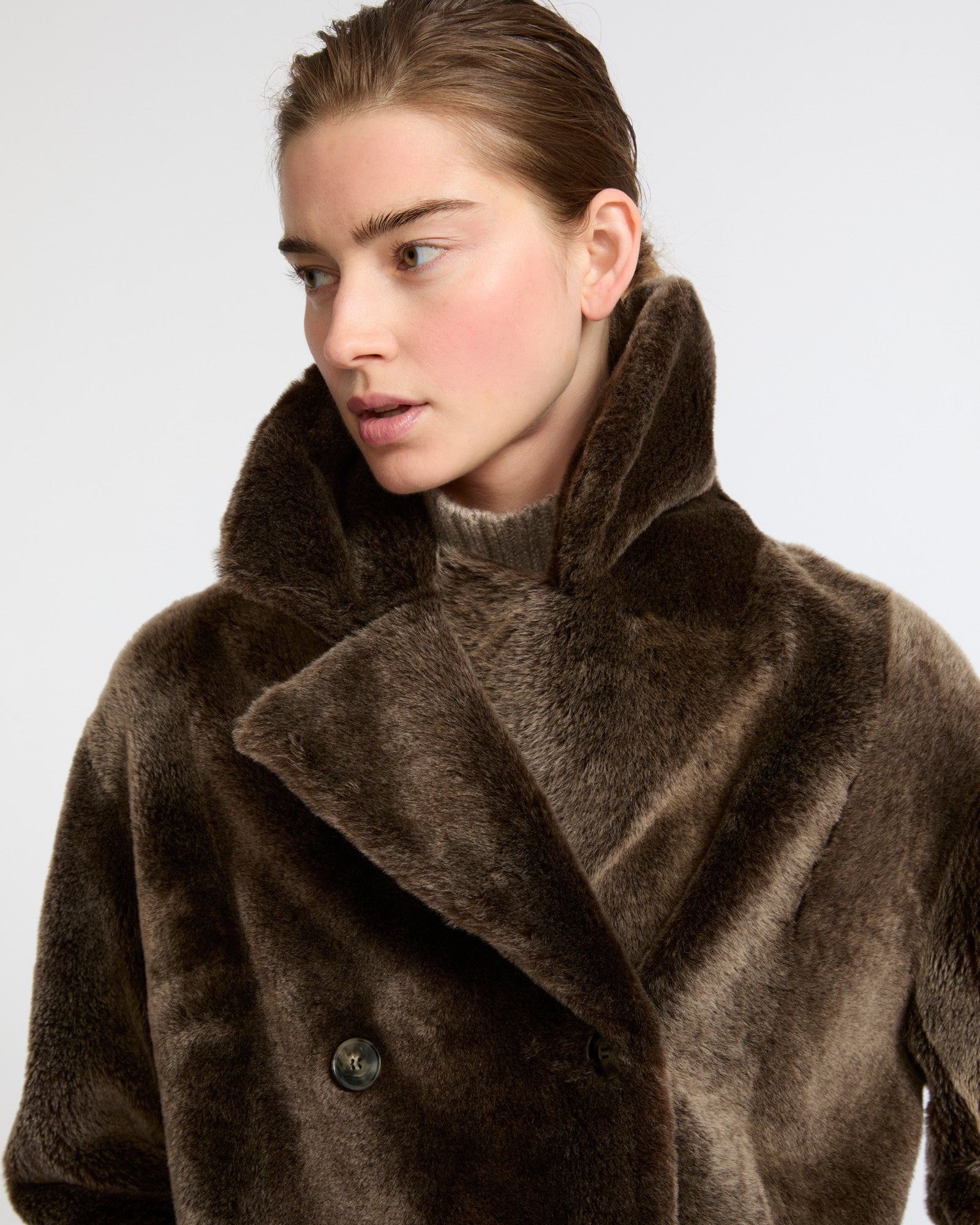 Manteau long à double boutonnage en peau lainée- Yves Salomon - Nouvelle collection Automne Hiver