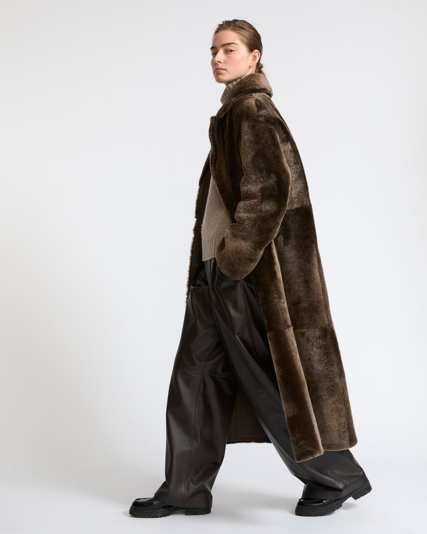 Manteau long à double boutonnage en peau lainée- Yves Salomon - Nouvelle collection Automne Hiver