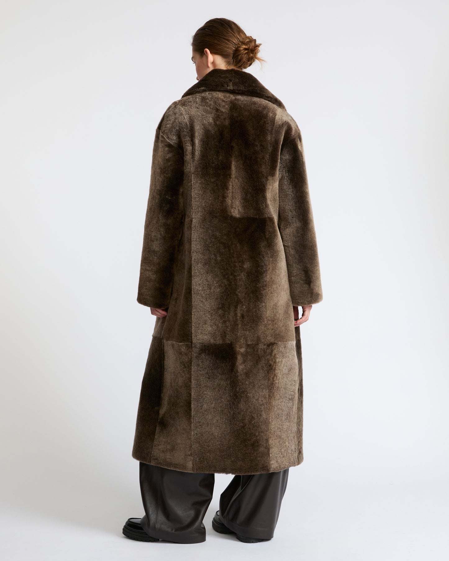 Manteau long à double boutonnage en peau lainée- Yves Salomon - Nouvelle collection Automne Hiver