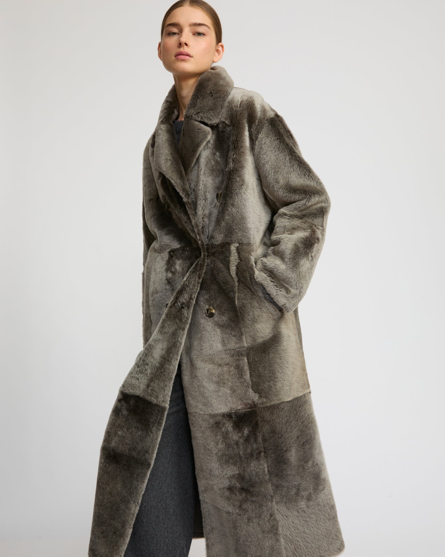 Manteau long à double boutonnage en peau lainée