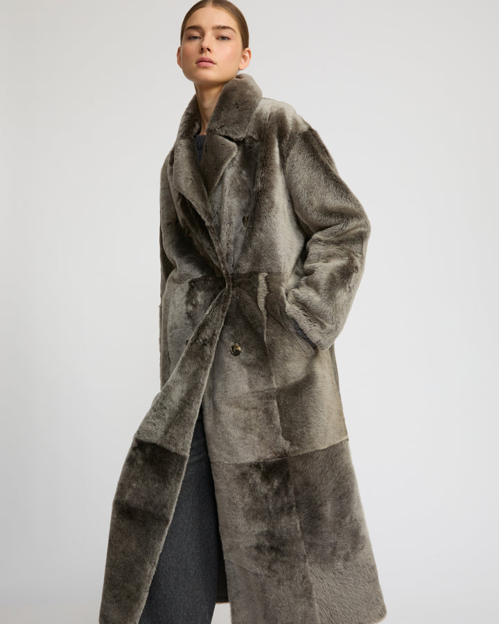 Manteau long à double boutonnage en peau lainée