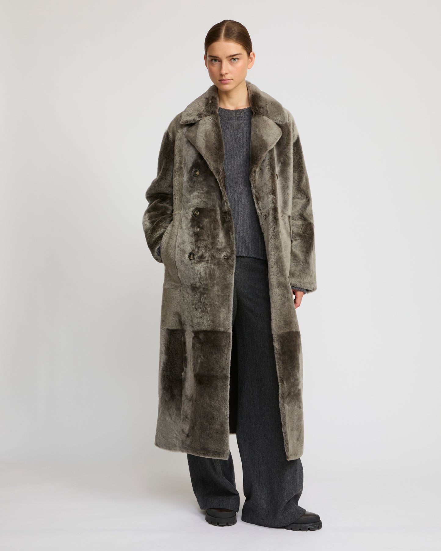 Manteau long à double boutonnage en peau lainée