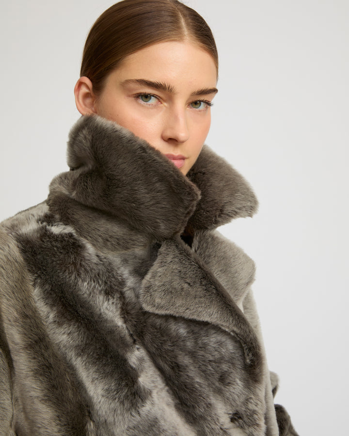 Manteau long à double boutonnage en peau lainée