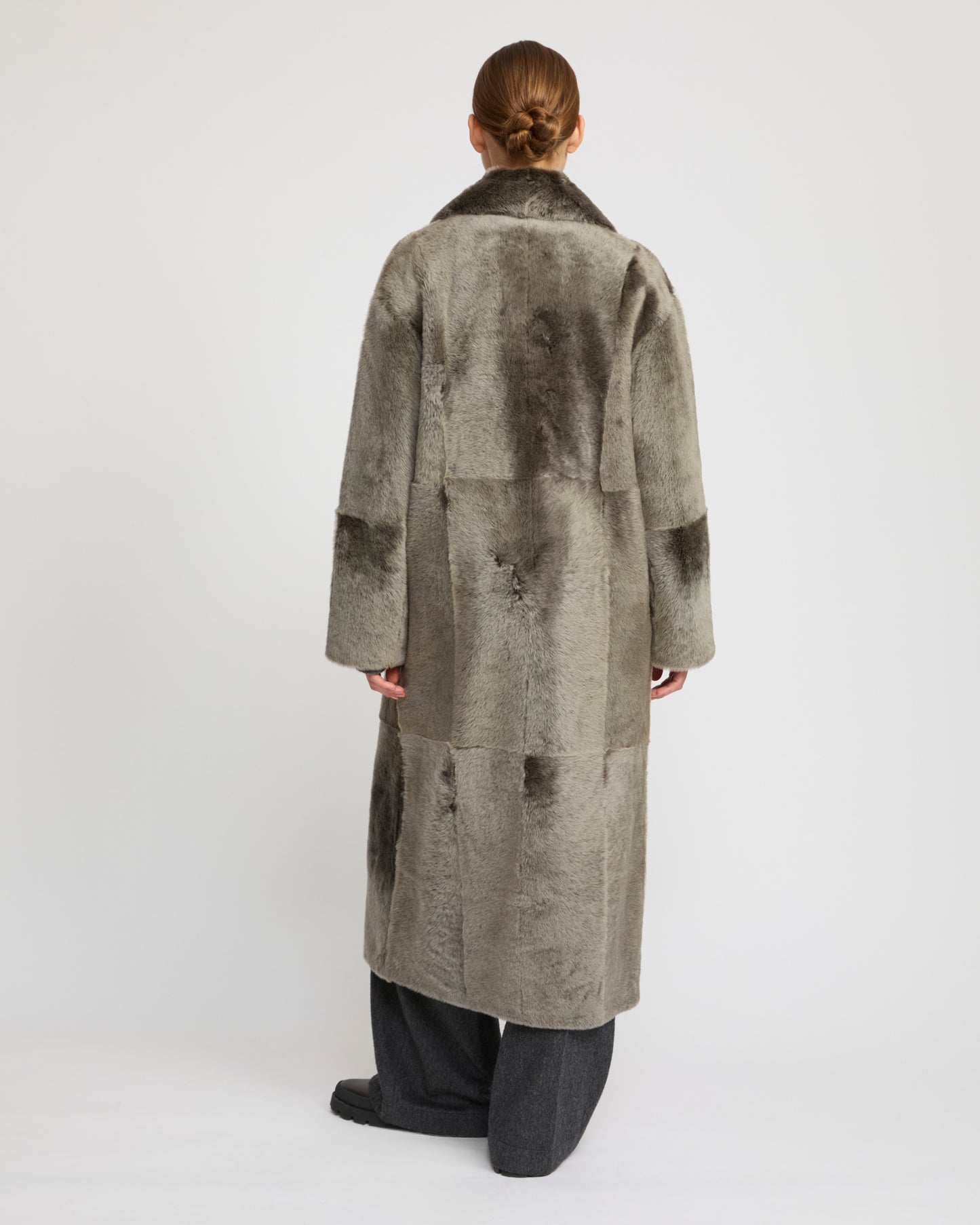 Manteau long à double boutonnage en peau lainée