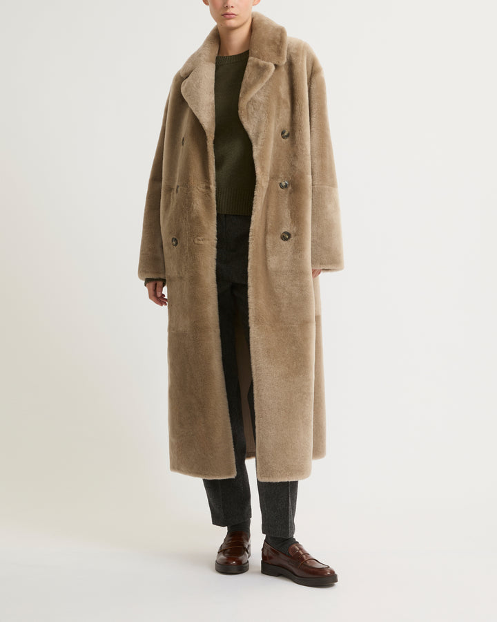Manteau long à double boutonnage en peau lainée