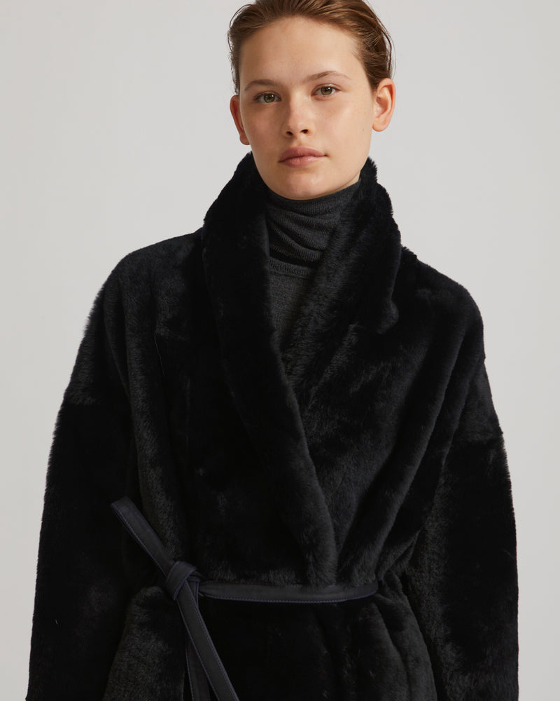 Manteau long ceinturé en agneau