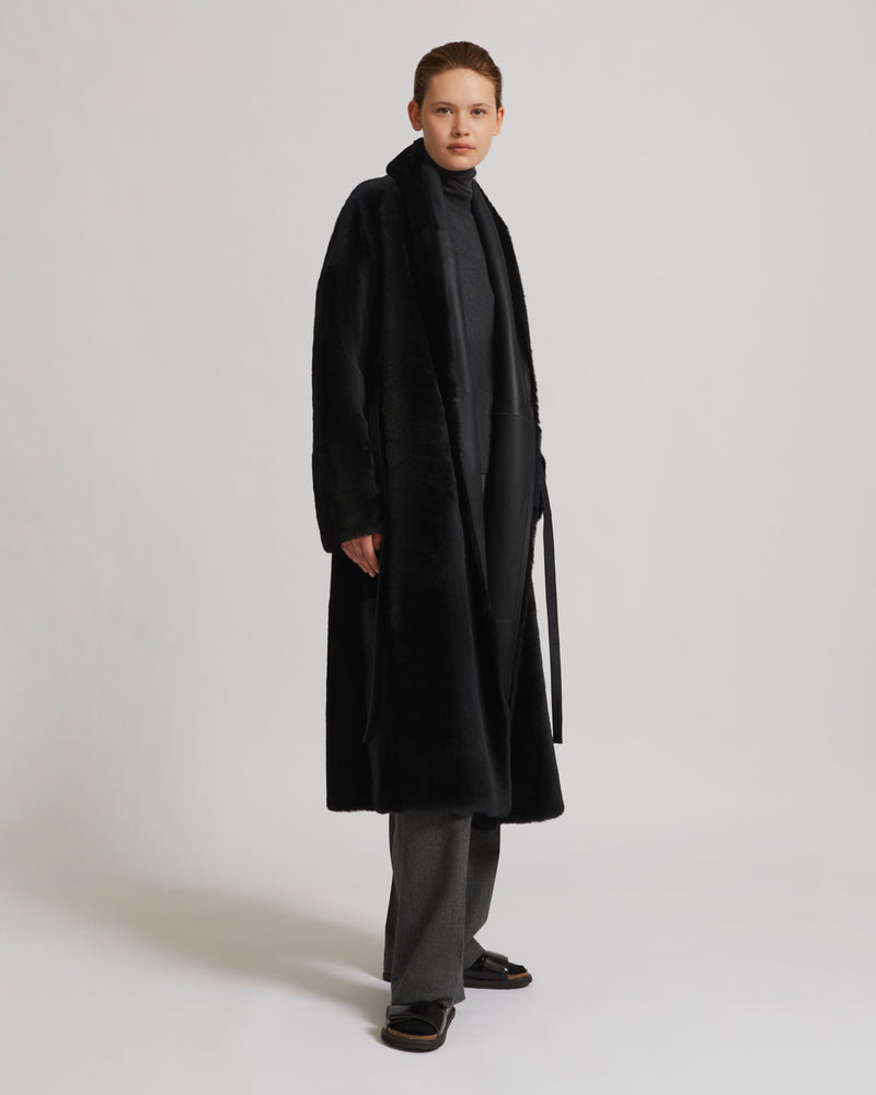 Manteau long ceinturé en agneau
