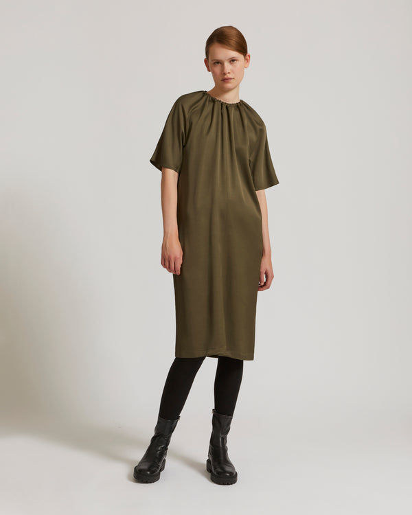 Robe fluide en satin de soie mélangé
