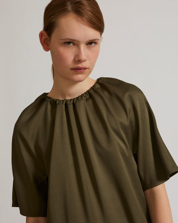 Robe fluide en satin de soie mélangé