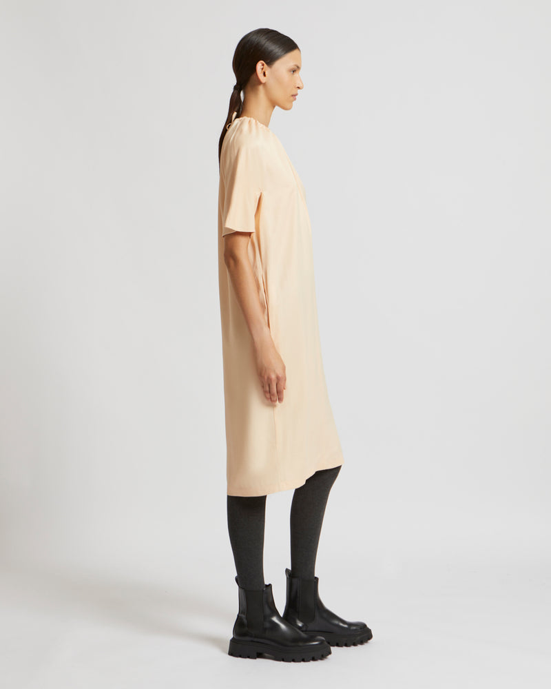 Robe fluide en satin de soie mélangé