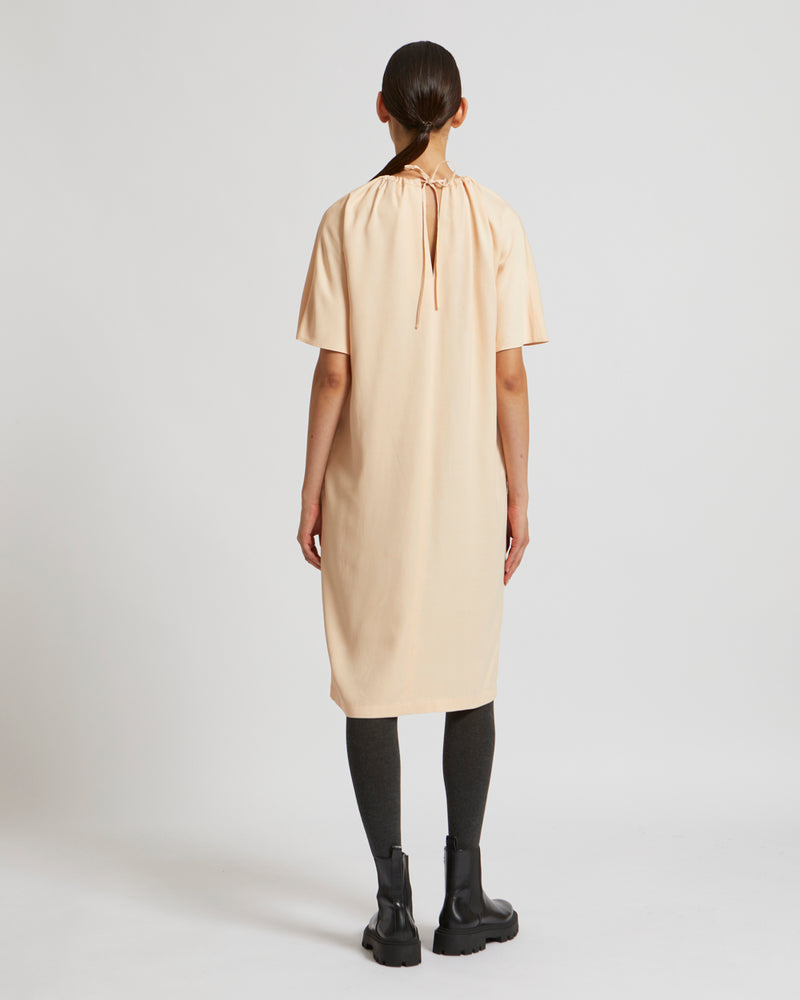 Robe fluide en satin de soie mélangé
