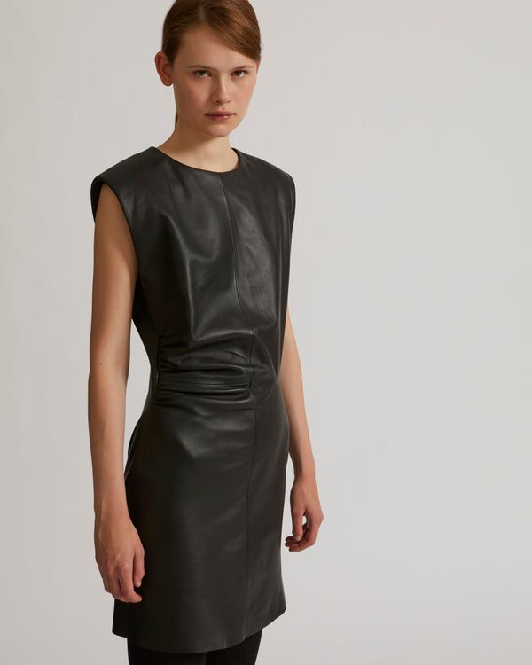 Robe sans manches en cuir d’agneau
