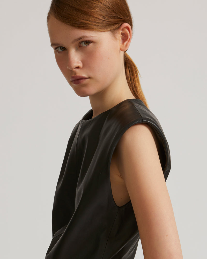 Robe sans manches en cuir d’agneau