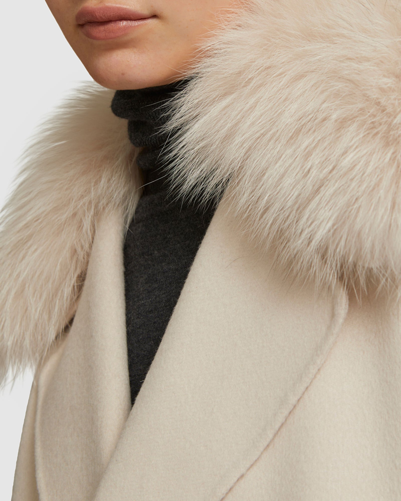 Soldes d'hiver  - Yves Salomon -Veste caban en lainage cachemire et col en fourrure de renard