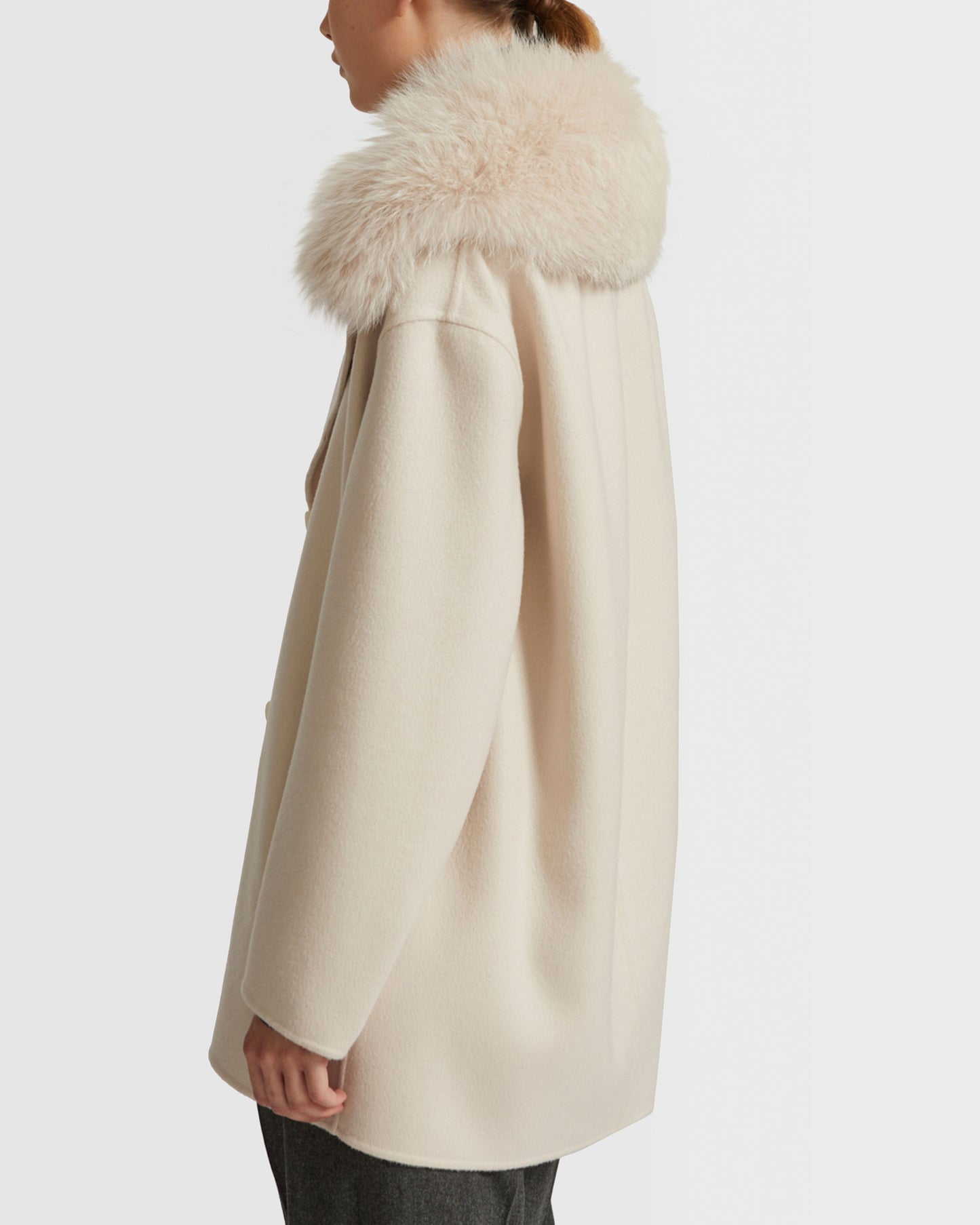 Soldes d'hiver  - Yves Salomon -Veste caban en lainage cachemire et col en fourrure de renard