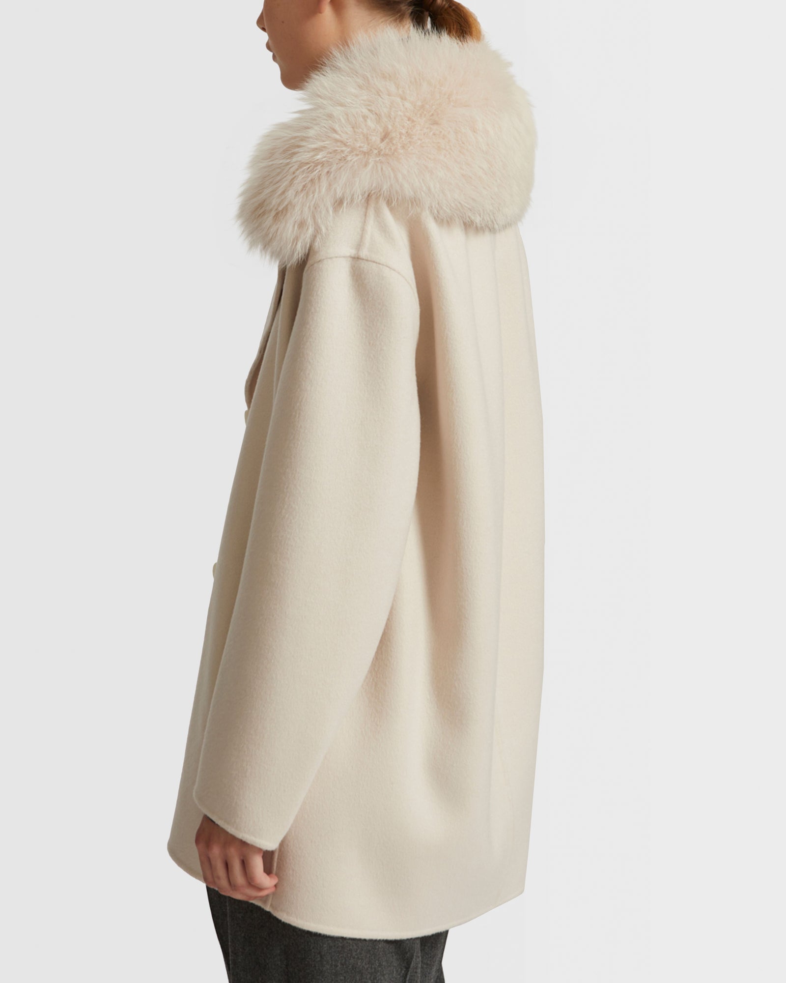 Soldes d'hiver  - Yves Salomon -Veste caban en lainage cachemire et col en fourrure de renard