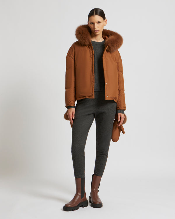 Doudoune boxy en tissu technique imperméable avec fourrure de renard