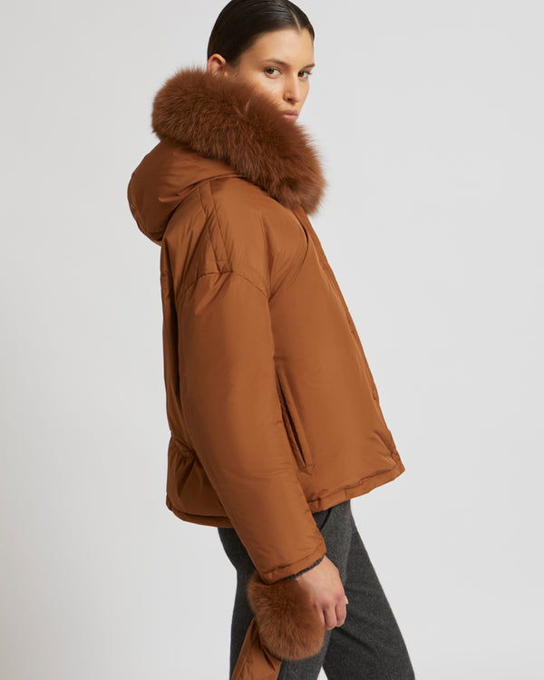 Doudoune boxy en tissu technique imperméable avec fourrure de renard