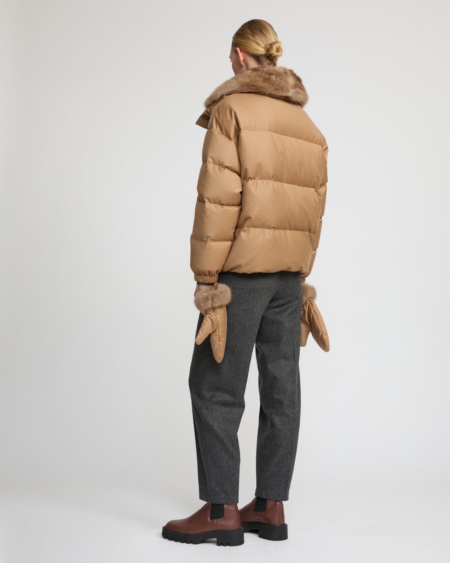 Doudoune courte en tissu flanelle Loro Piana avec col en fourrure de zibeline