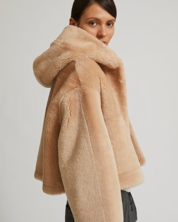 Veste courte à capuche en agneau mérinos